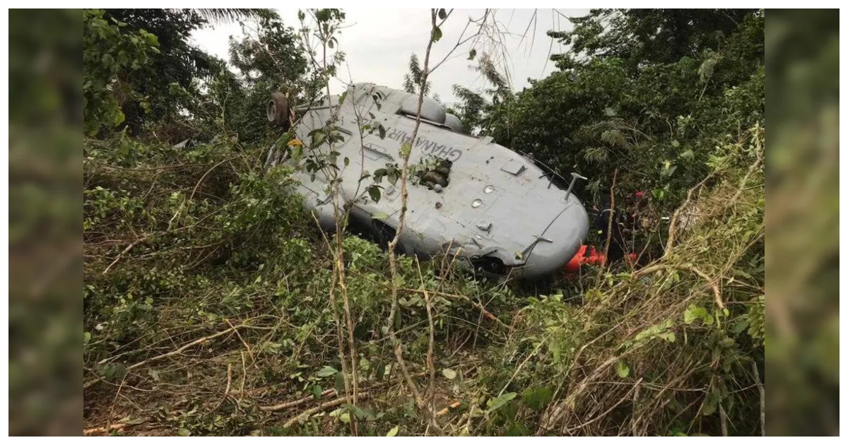 জঙ্গলের মধ্যে বিধ্বস্ত হেলিকপ্টারে আগুন জ্বলছে। ছবি: এনডিটিভি